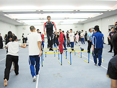 運動指導をする院長と学生たち